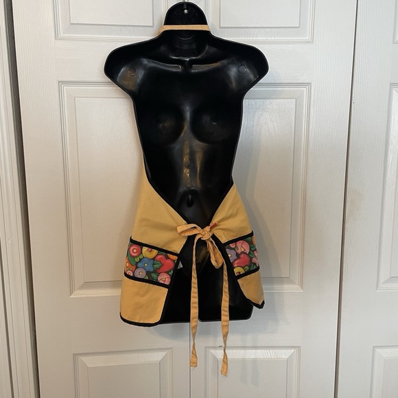 Vintage Mary Engelbreit Apron 90s Yellow Heart Buttons Contrasting Floral Print - Picture 2 of 5